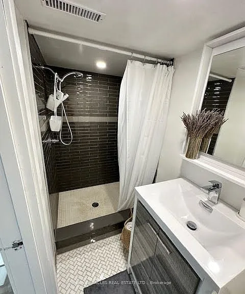 115 Northcliffe Blvd #LOWER — Photo 9