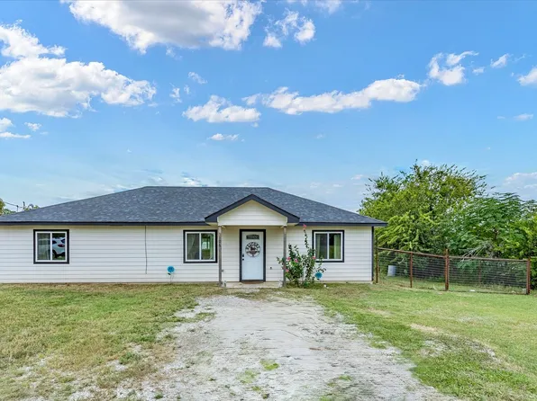 106 Edith St, Bowie, TX 76230