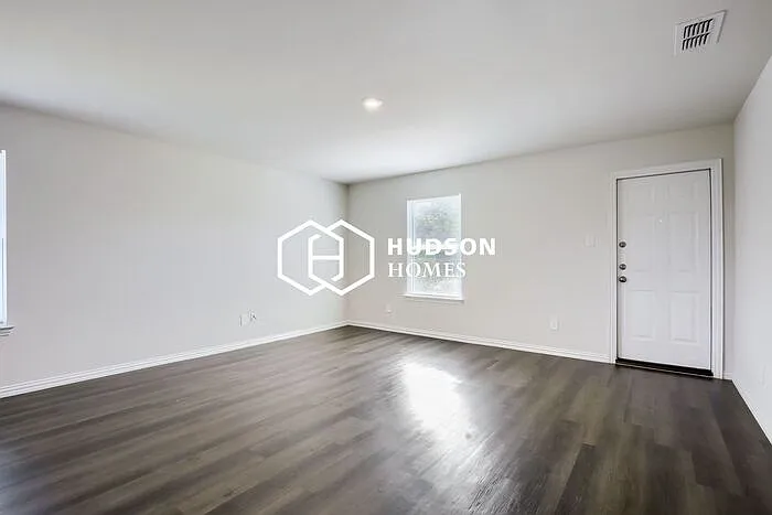 3 bed, 2.0 bath, 1405 sqft, $1,375 — Photo 3