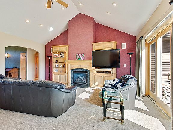 Vaulted ceiling & built-ins