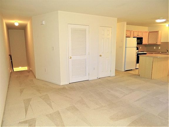 Foyer & Living Area