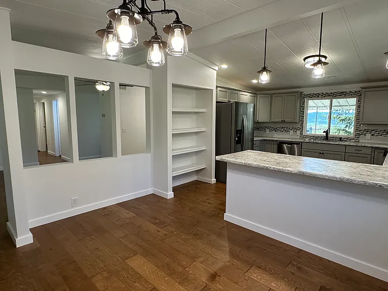 LARGE KITCHEN AREA