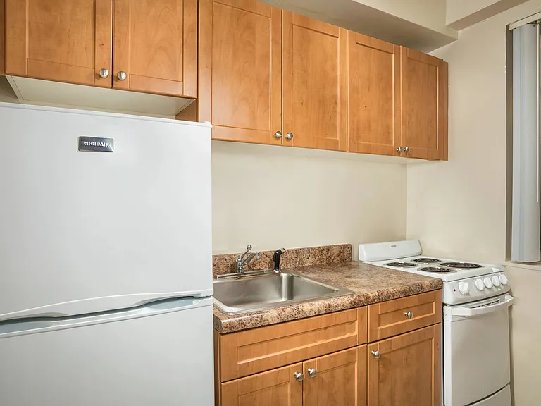 Empire Apartments — Photo 22