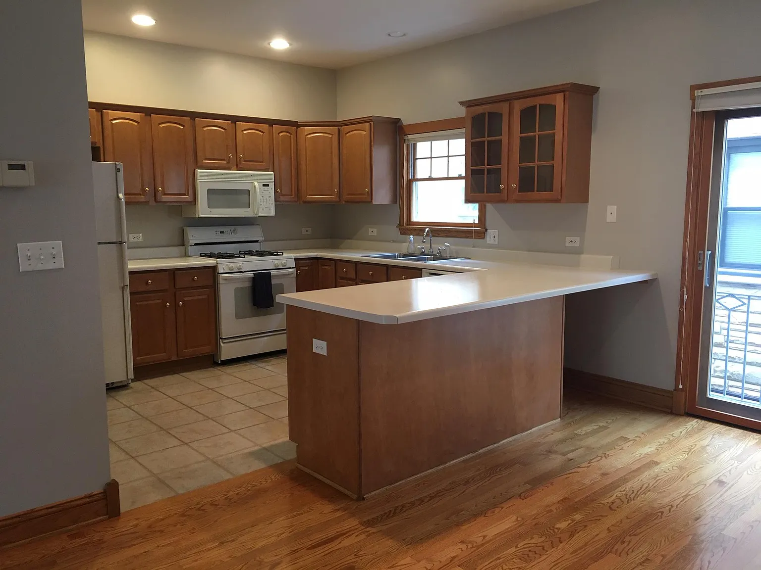3 bed, 2.5 bath, 2050 sqft, $3,500 — Photo 3