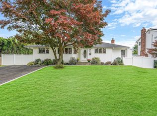 31 Starlight Dr, Commack, NY 11725