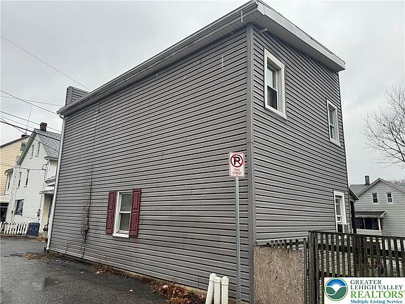 4th image of 221 Green St