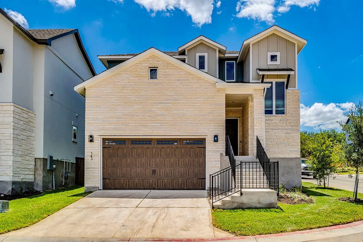 3 bed, 2.5 bath, 2029 sqft, $2,800 — Photo 1