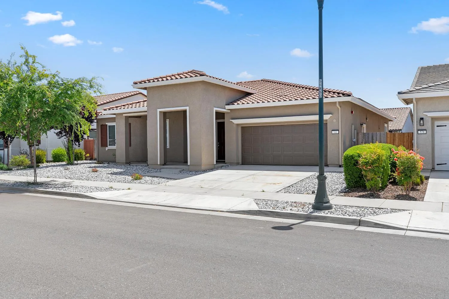 3 bed, 2272 sqft, $3,050 — Photo 2