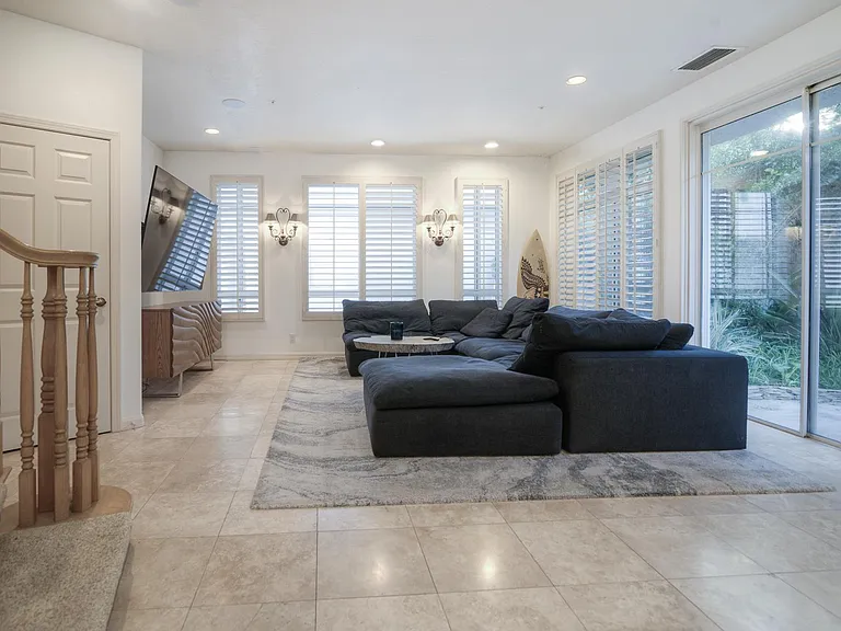 179 Mesa Dr — Photo 3
