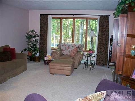 5th image of 30 Heidi Dr