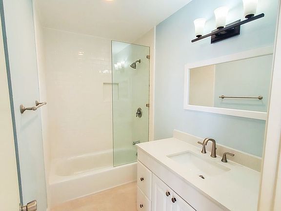 4th image of 615 Esplanade #6L