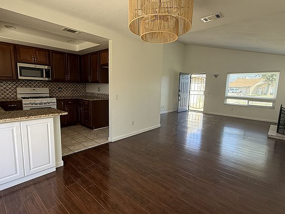 4th image of 10260 Magnolia Ct