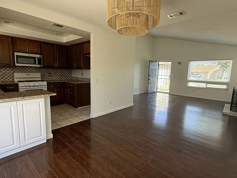 10260 Magnolia Ct — Photo 4