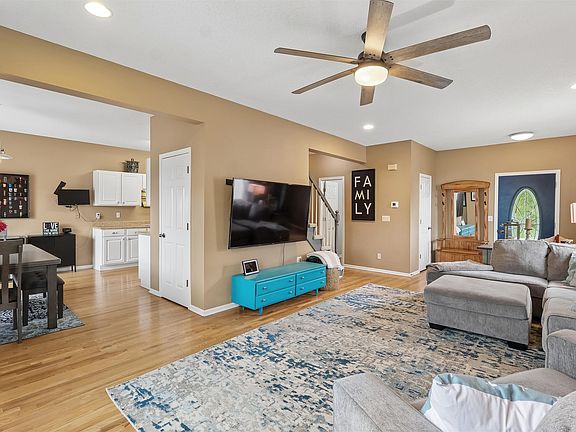 4th image of 611 SE Chaparal Ct