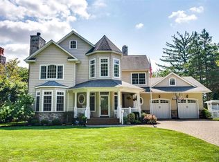 124 Cocks Ln, Locust Valley, NY 11560