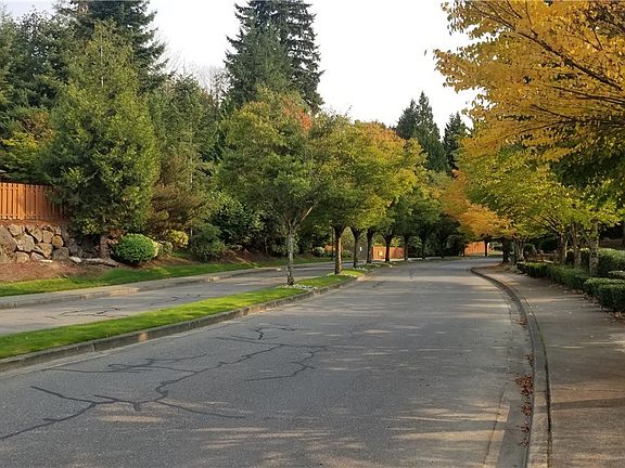 You will love coming home through meticulously manicured tree-lined streets of Highlands East.
