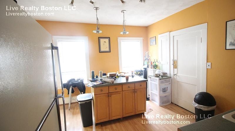 2nd image of 98 Kilsyth Rd #2