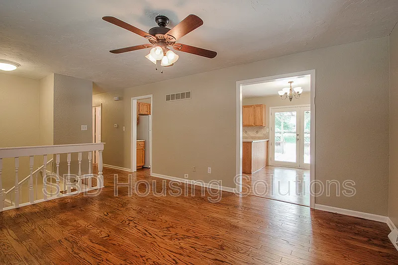 4 bed, 2.0 bath, $2,050 — Photo 2