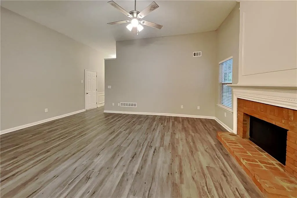3 bed, 2.0 bath, 1602 sqft, $2,340 — Photo 2
