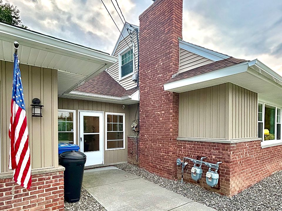 Breezeway entrance for tenant.