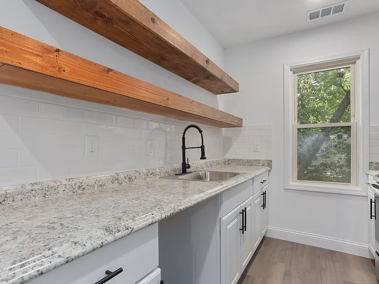 2300 N 9th St #UPSTAIRS — Photo 2