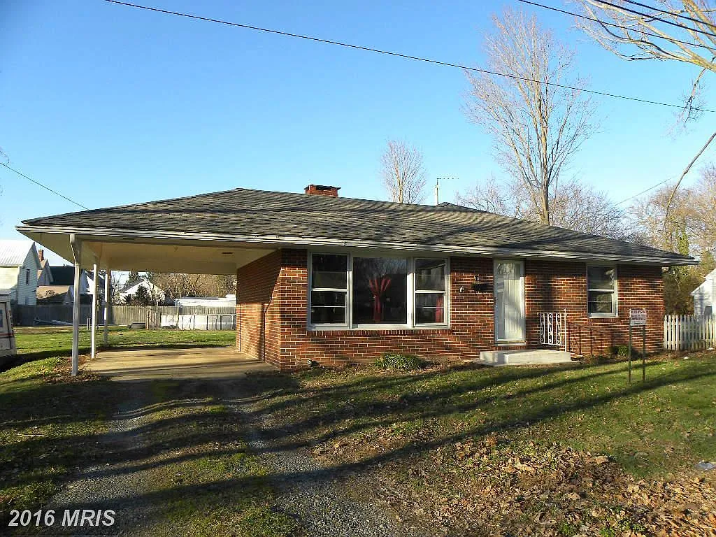 101 Maple Ave photo 1
