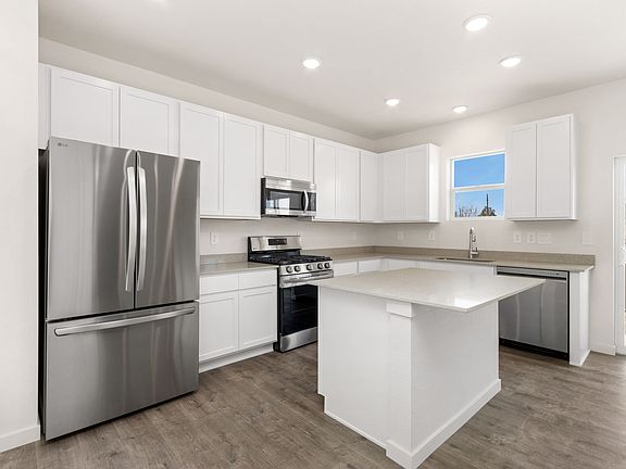 7189 Gateway Crossing St Kitchen