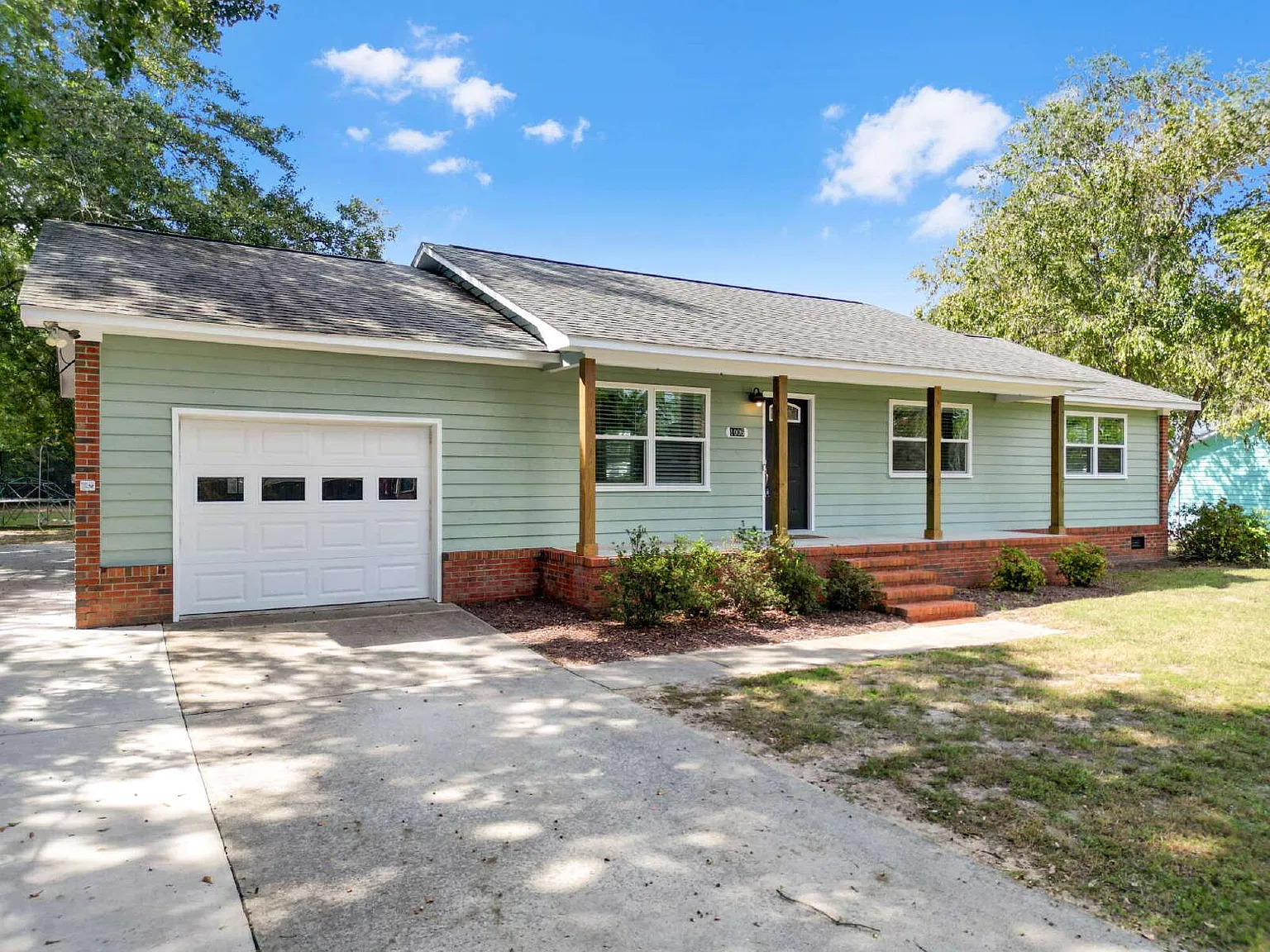 3 bed, 2.0 bath, 1352 sqft, $2,400 — Photo 2
