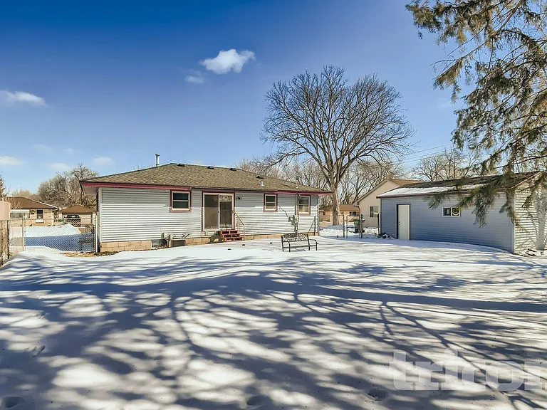 3701 Woodbine Ln N — Photo 15