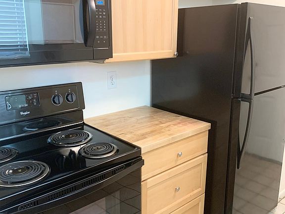 Kitchen (Newer and Clean Appliances)