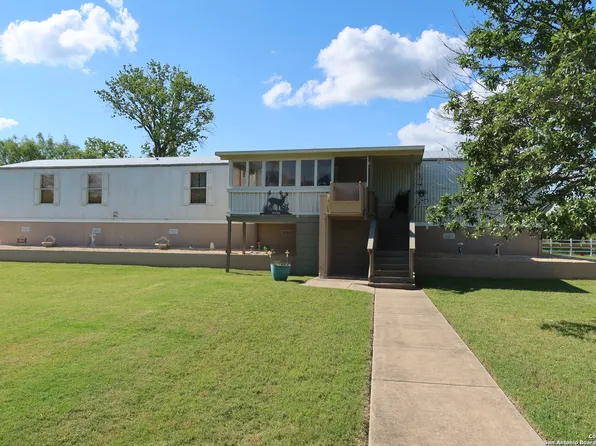 438 Lakeshore Dr S, Bandera, TX 78003