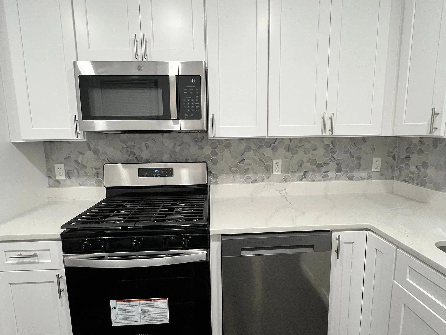 5 bed, 3.0 bath, $3,800 — Photo 2