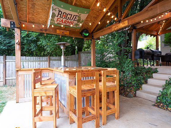 Bar and entertaining area