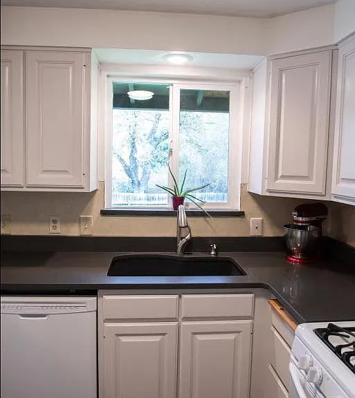 579 Shamrock Dr — Photo 7