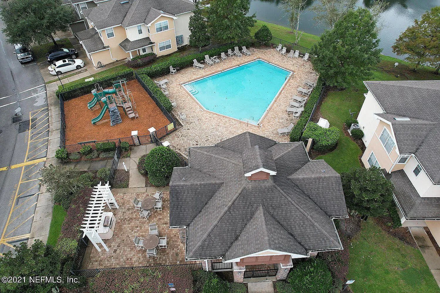 3 bed, 2.5 bath, 1500 sqft, $1,895 — Photo 4