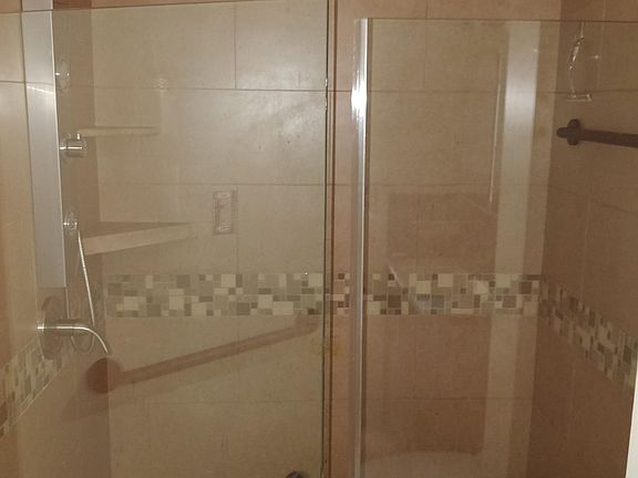 4th image of 720 SE 12th St #2