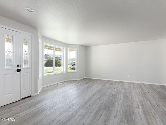 4th image of 110 N Centennial St