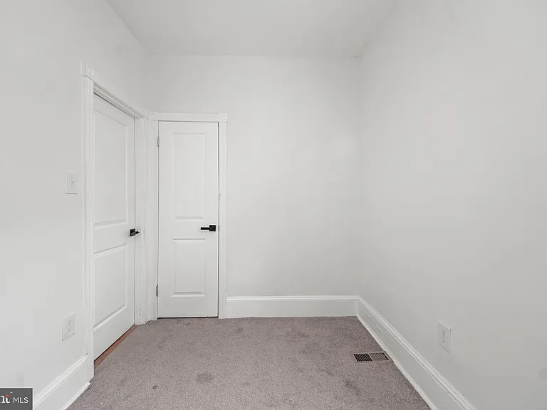 5527 Catharine St — Photo 14