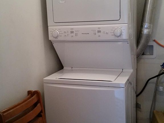5th image of 327 Woodbine Ave