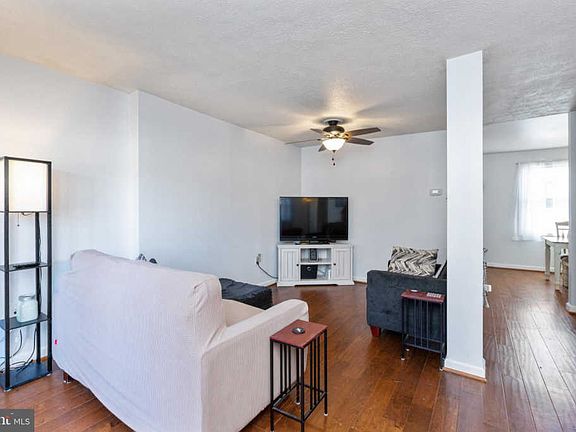 4th image of 77 Oxford Ct