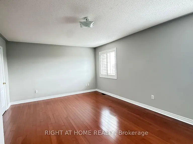 28 Laurentide Cres — Photo 15