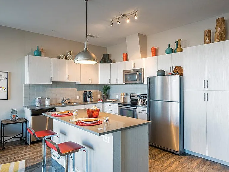 SB1K Apartments — Photo 1