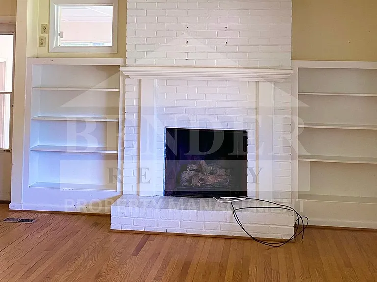 2300 Oakland Dr NW — Photo 2