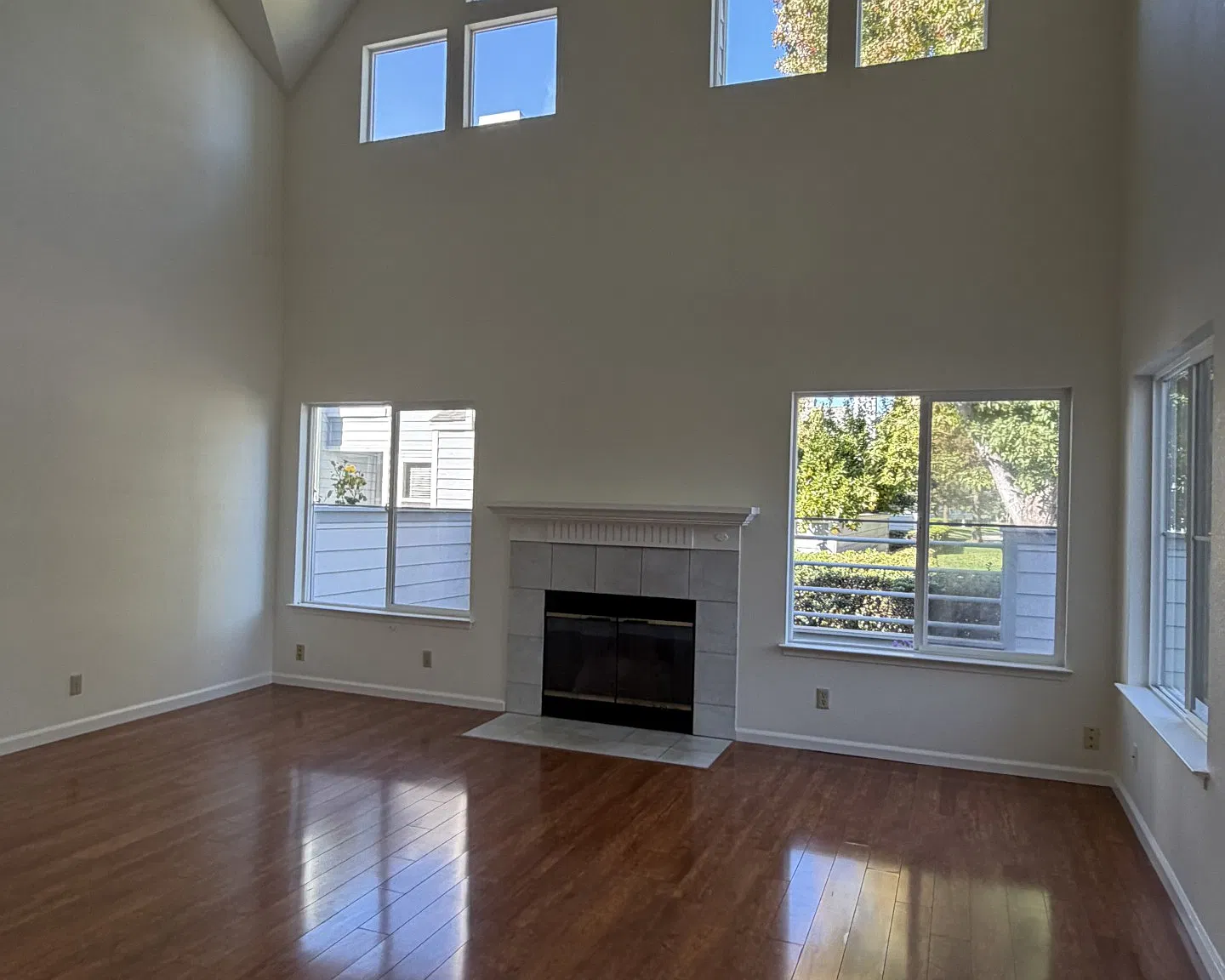 3 bed, 2.5 bath, 1930 sqft, $6,985 — Photo 3