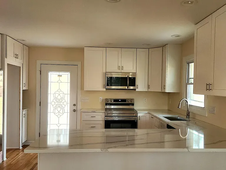 910 Ruby St — Photo 3