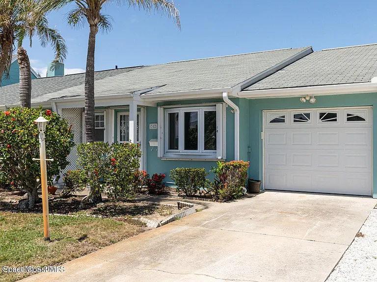 302 Emerald Pl E — Photo 1