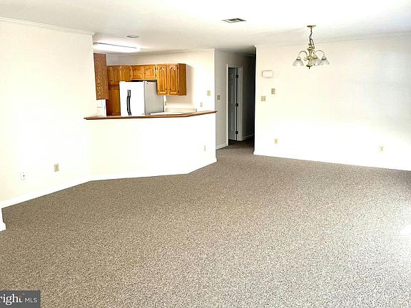 4th image of 77 Chadwick Dr