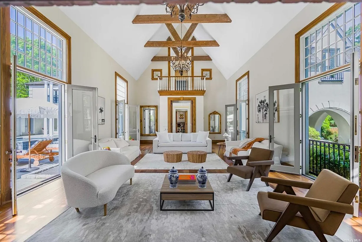 North Bay Estate | East Hampton | Villa with Pool and Hot Tub — Photo 3
