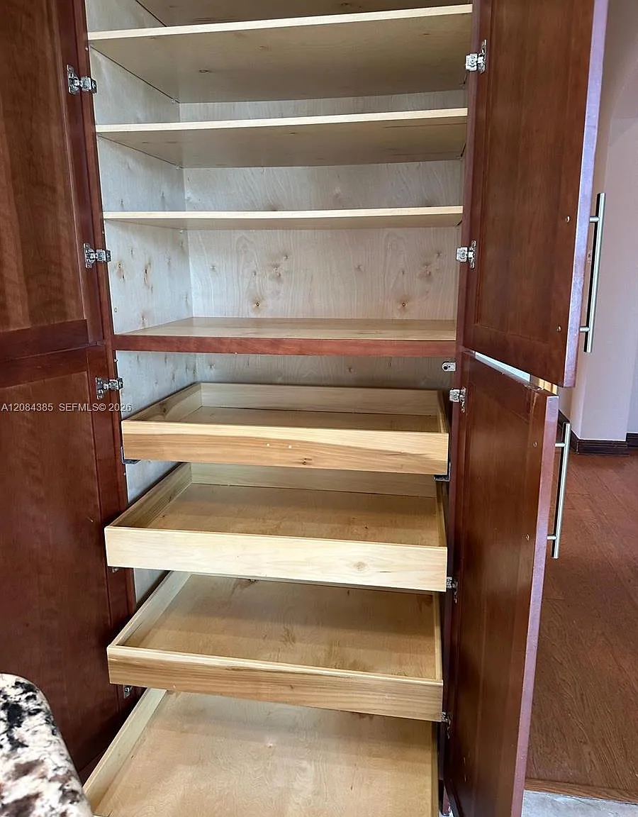 5 bed, 2951 sqft, $6,000 — Photo 4