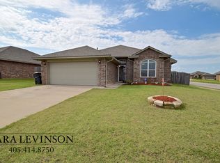 612 Manhattan Dr, Moore, OK 73160